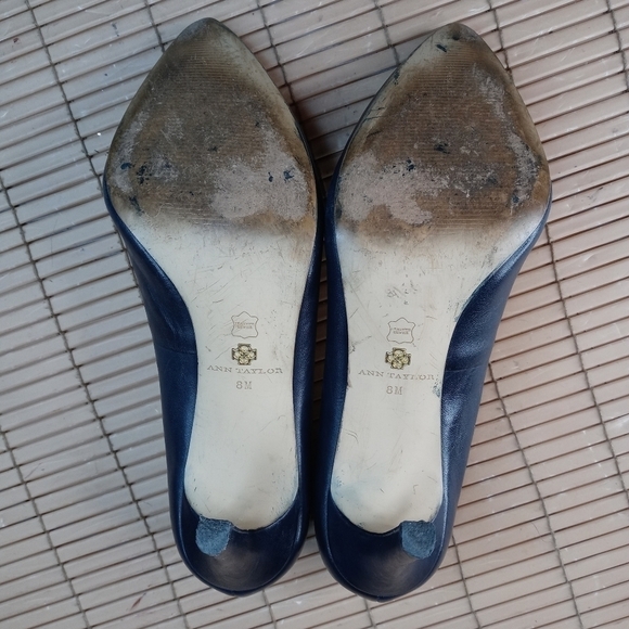 ANN TAYLOR Classic BLUE MILA LEATHER 4" heel PUMPS sz 8B. Inside lining some pee - Picture 10 of 10